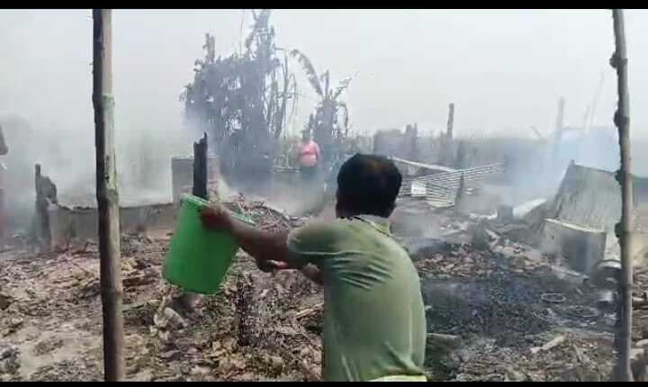 आग लगने से सात घर जले