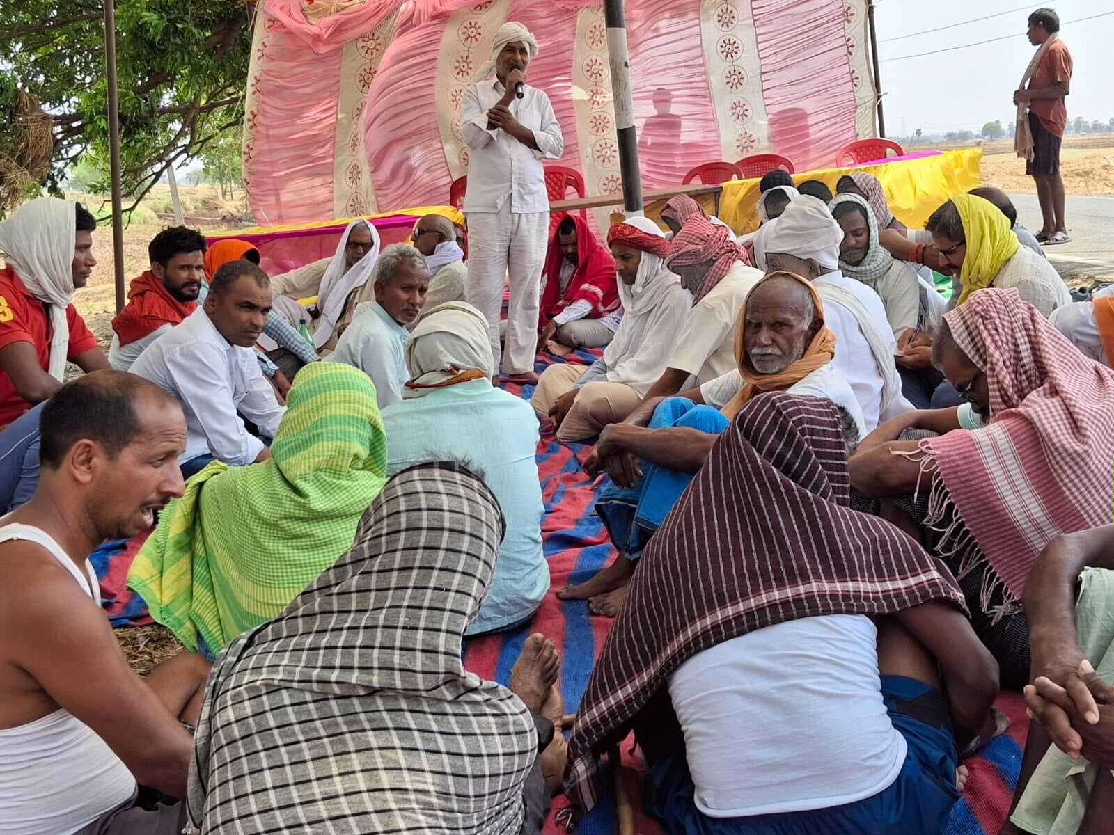 मुआवजे की मांग को लेकर किसानों ने दिया धरना