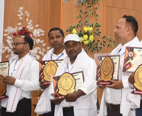 उत्कृष्ट सम्मान समारोह में शिक्षक पवन हुए सम्मानित