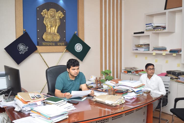 लंबित विकास योजनाओं को जल्द से जल्द करें पूर्ण : डीसी