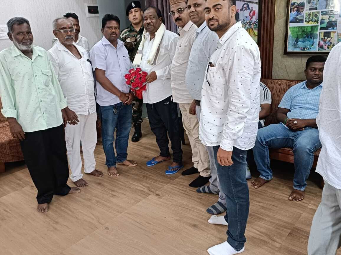 Jamshedpur News : झामुमो मानगो नगर समिति ने रामदास सोरेन को किया सम्मानित