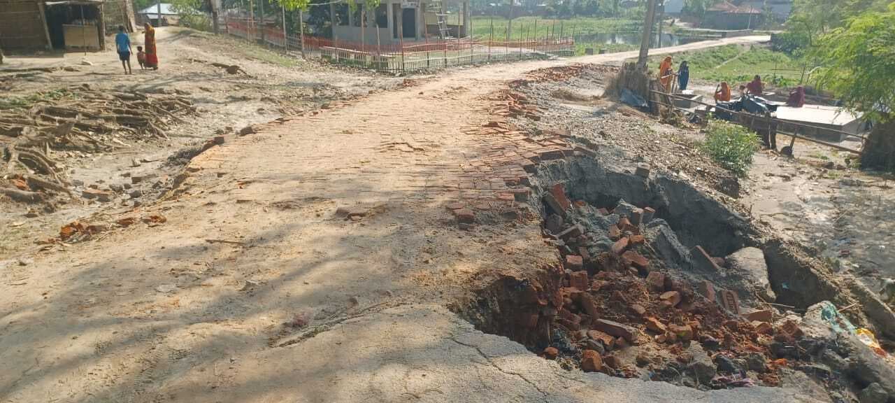 पुल व सड़क जर्जर, आवागमन में हो रही परेशानी