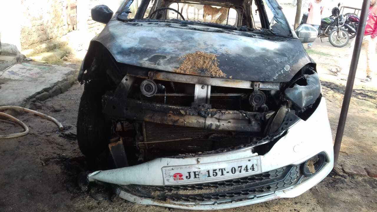 घर के बाहर खड़ी कार धू-धू कर जली