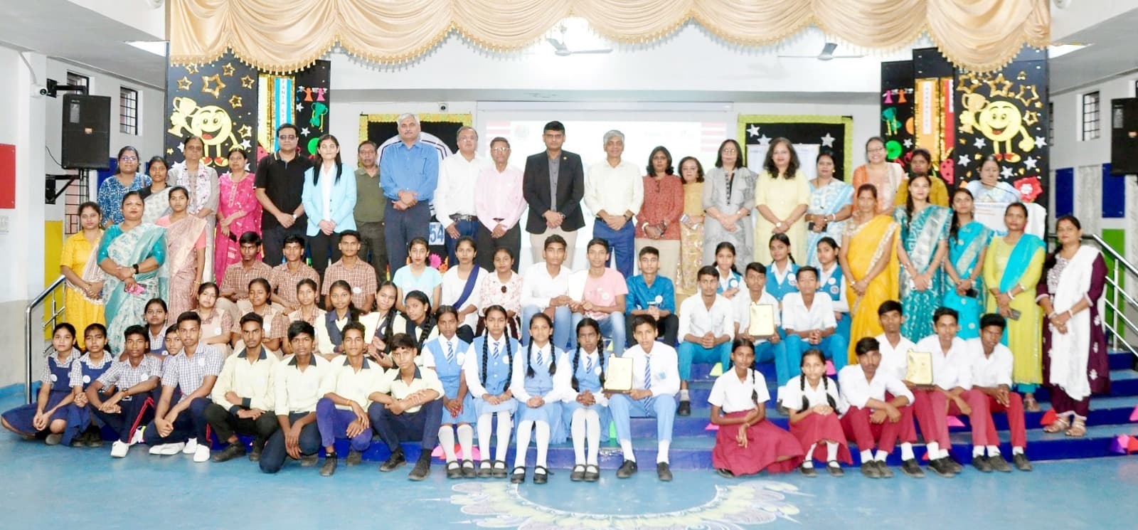 Jamshedpur news. युवा नेता का बैज देकर विद्यार्थी को किया सम्मानित