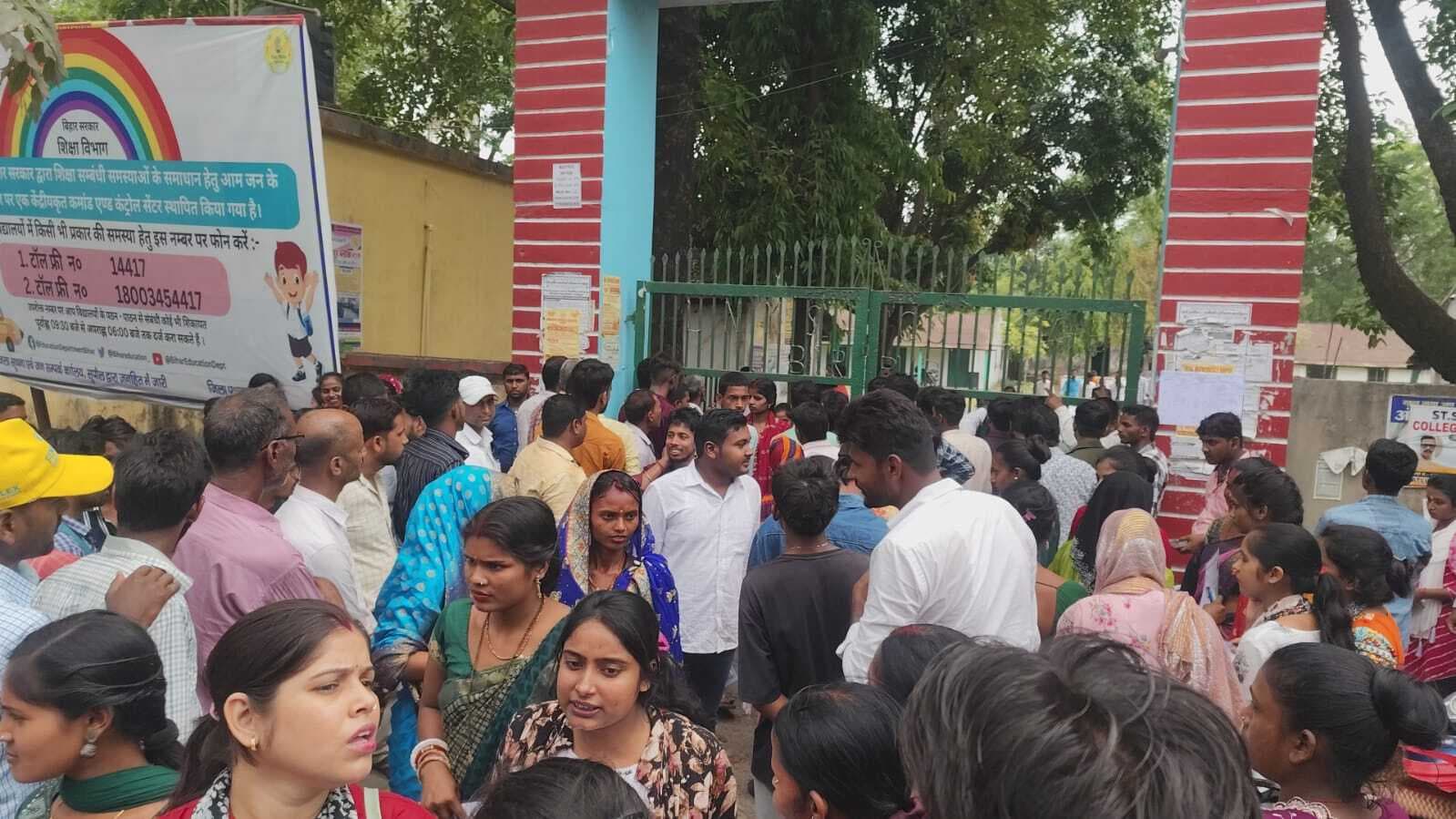 पहले दिन शांतिपूर्वक स्नातक तृतीय खंड की परीक्षा हुई