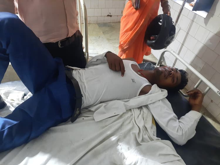 दो बाइक में हुई टक्कर, दो जख्मी