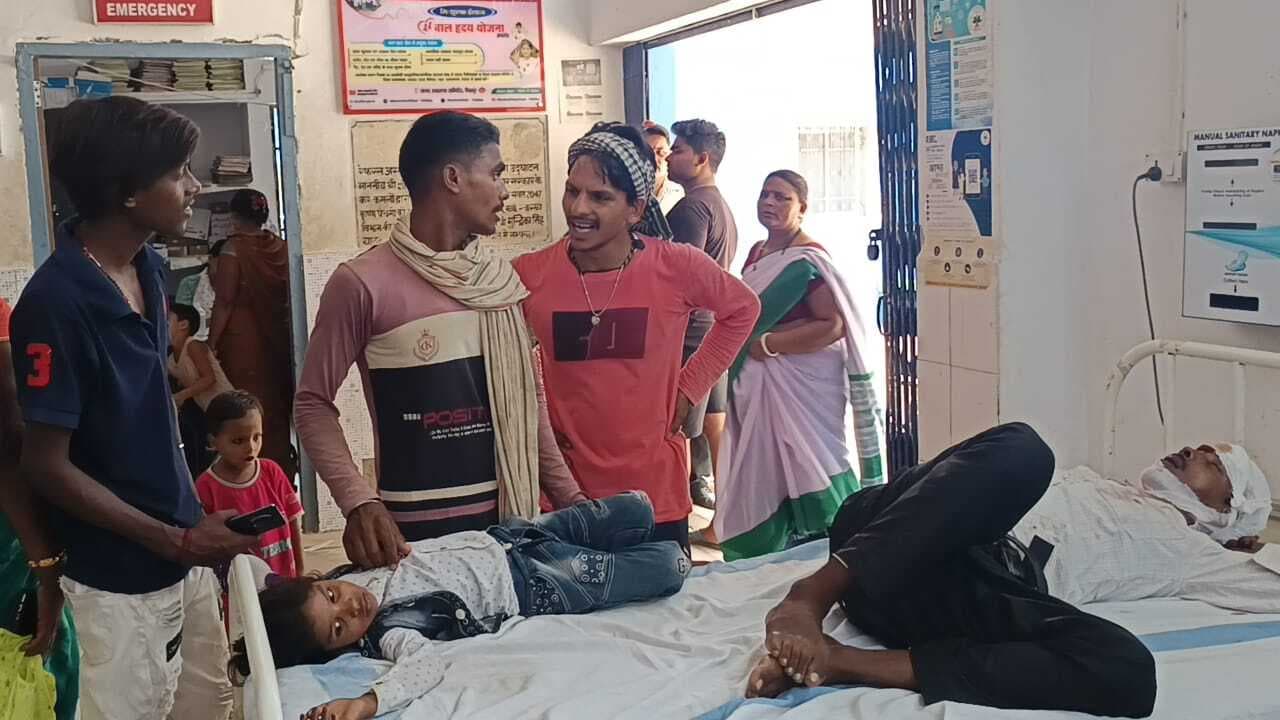 दो बाइक की आमने-सामने की टक्कर में पिता व पुत्री जख्मी, रेफर