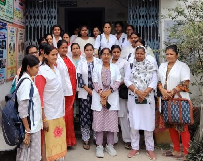 एएनएम ने किया पीएचसी में कार्यालय का घेराव