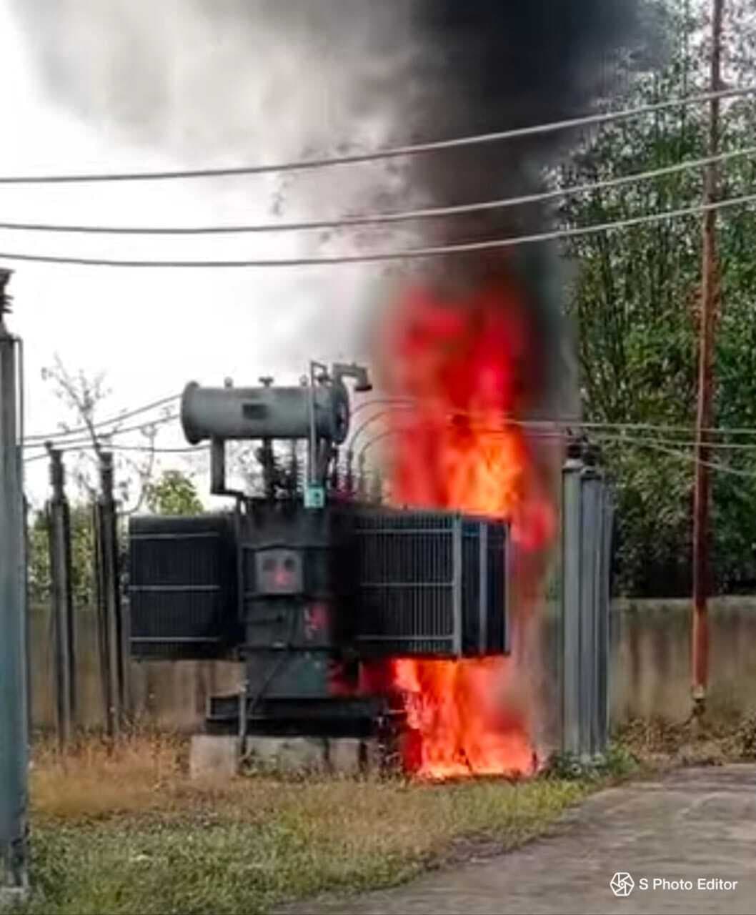 बिजली सबस्टेशन में आग लगने से 50 लाख का ट्रांसफार्मर जला, दर्जनों गांव में अंधेरा