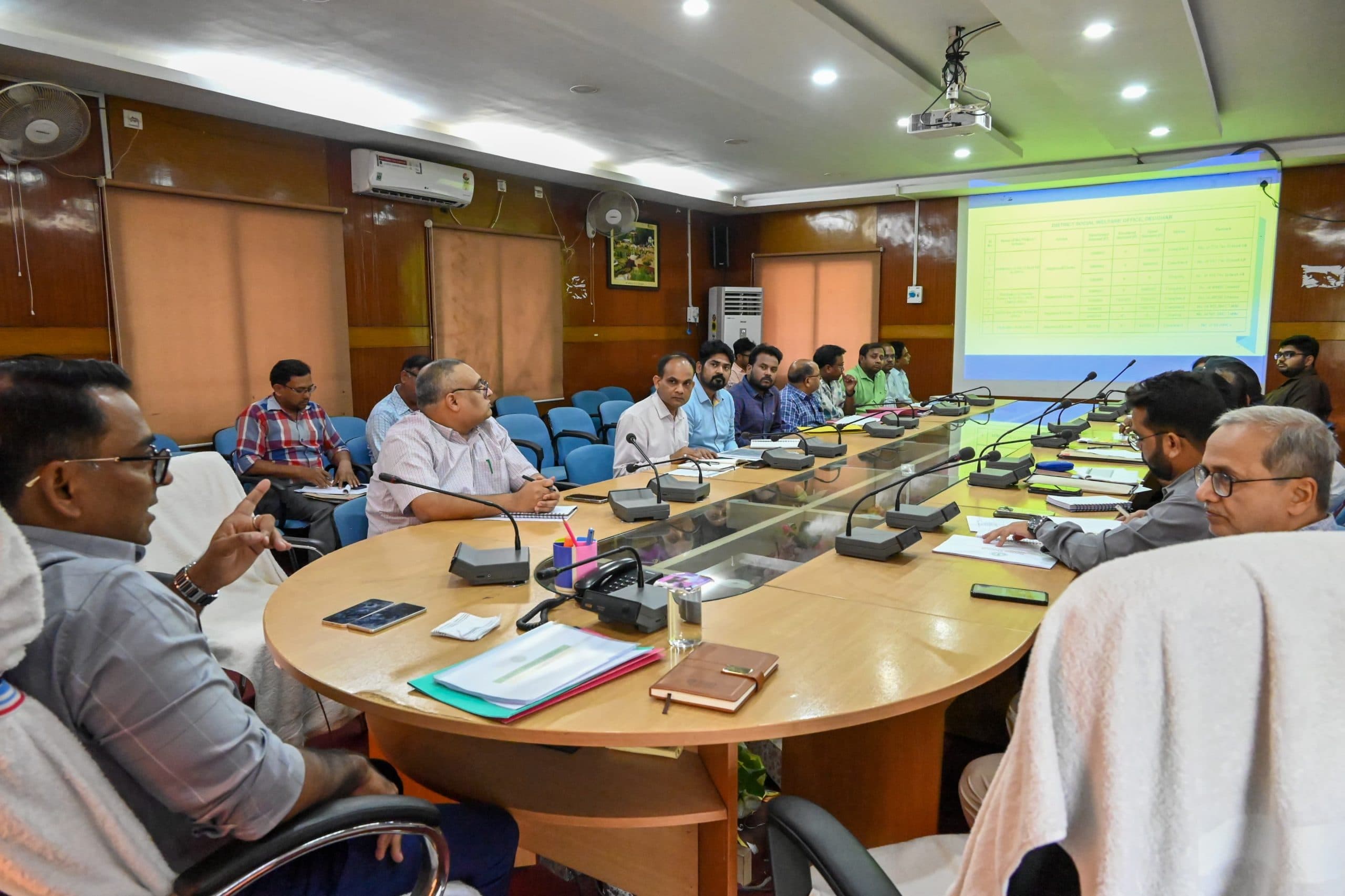 स्वास्थ्य, शिक्षा व आधारभूत संरचनाओं को सुदृढ़ करने के लिए जमीनी स्तर पर करें कार्य : डीसी