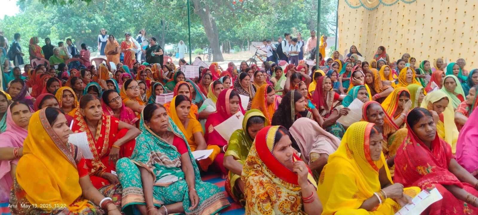 संवाद कार्यक्रम में महिलाओं ने रखी बिजली पोल पर कवर वायर लगाने की मांग