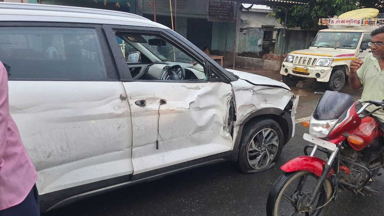 हादसा : दलाही में टैंकर से टकरा कर कार चालक घायल