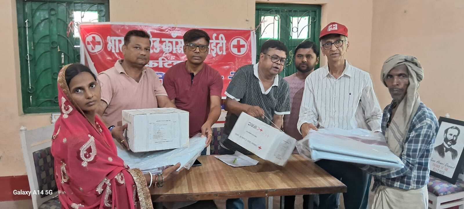 अग्निपीड़ितों के बीच राहत सामग्री का किया वितरण