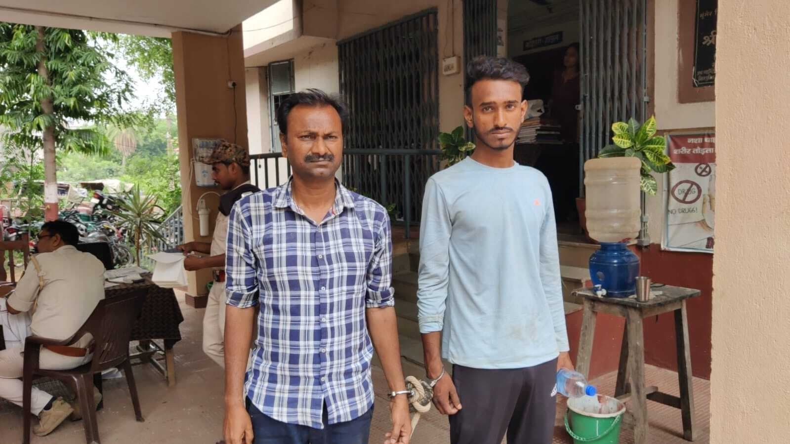 आभूषण ठगी मामले में दो आरोपी गिरफ्तार, कान की बाली बरामद