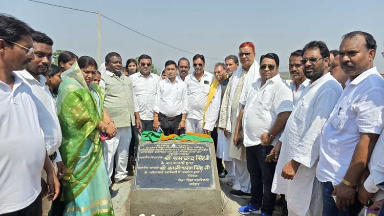 विधायक ने स्कूल में रखी कमरे की आधारशिला