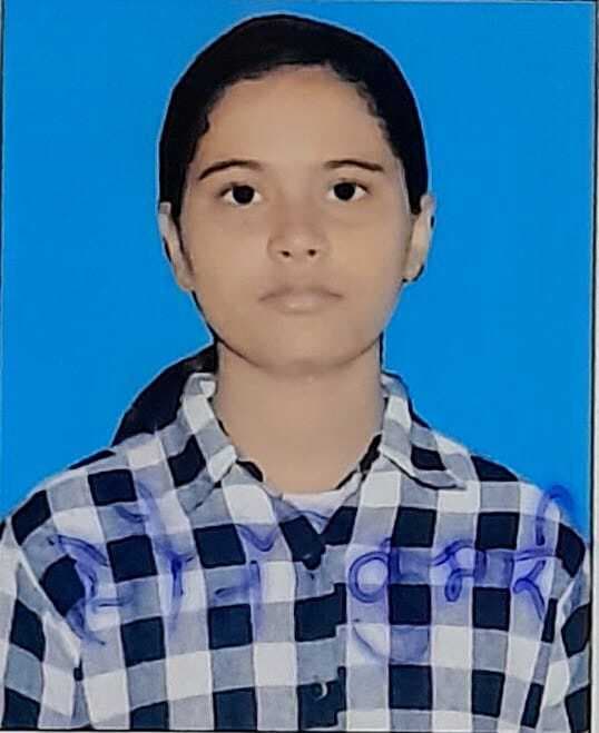 कपड़ा विक्रेता की बेटी सोना बनी दसवीं बोर्ड की जिला टॉपर