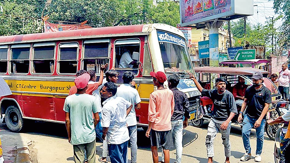 रानीगंज : बस की चपेट में आये युवक के इलाज में सहयोग न मिलने पर परिजनों ने किया सड़क जाम
