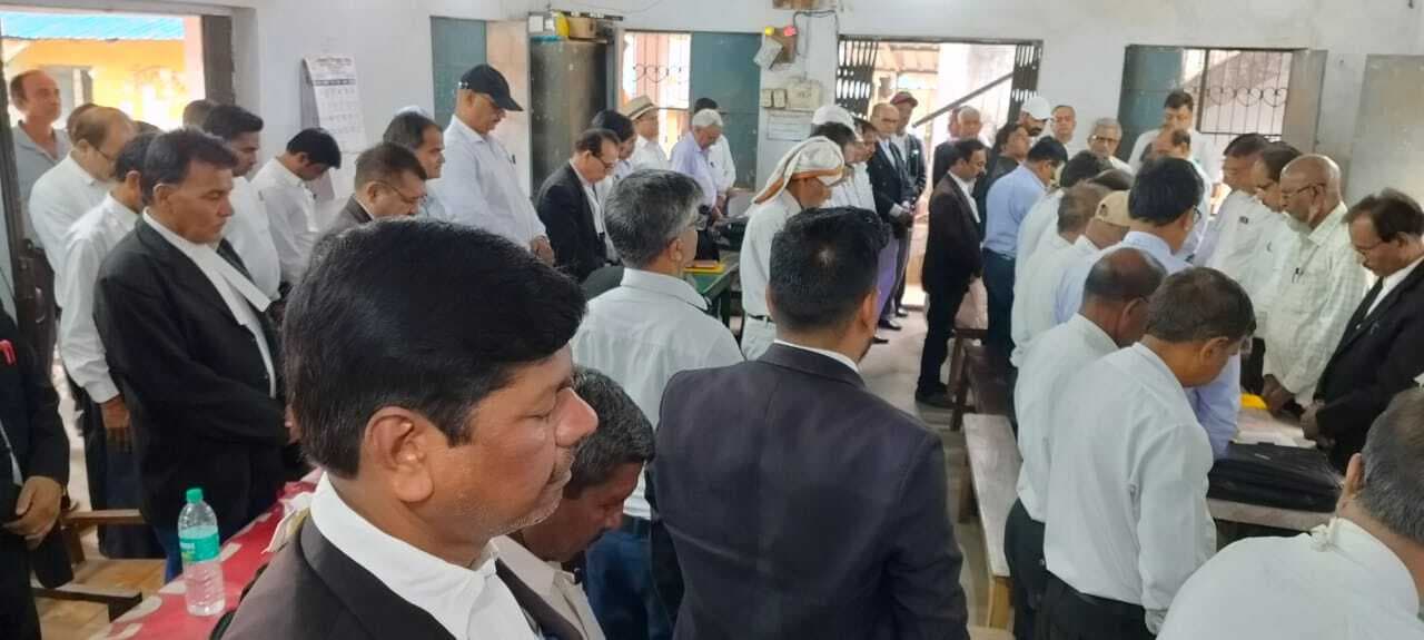अधिवक्ता संघ परिसर में दिवंगत वकील को दी श्रद्धांजलि