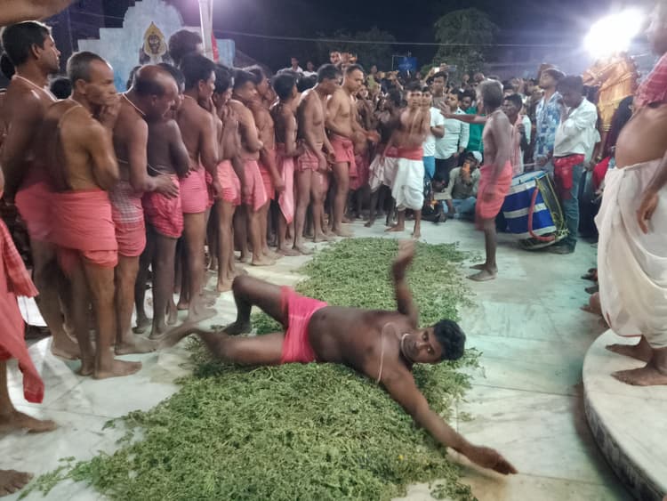 करौं : सिकदर तालाब से दंडवत धर्मराज मंदिर पहुंचे भोक्ता