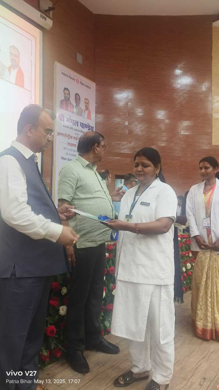 सदर अस्पताल की नर्स को स्वास्थ्य मंत्री ने किया सम्मानित