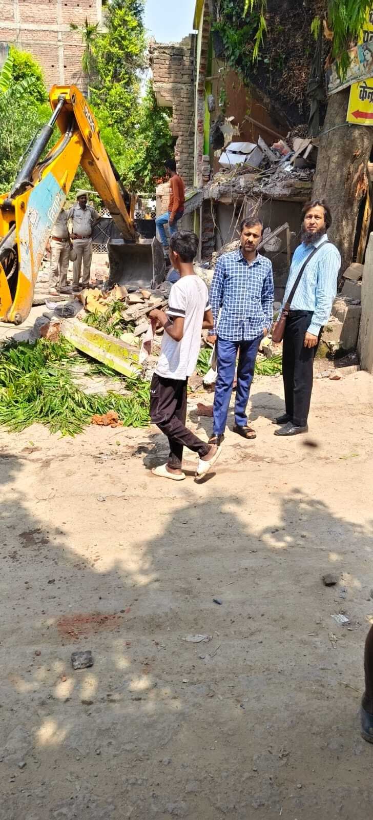 Patna News : बांसघाट के पास जिला परिषद की जमीन पर बनी एक दर्जन दुकानें तोड़ी गयीं