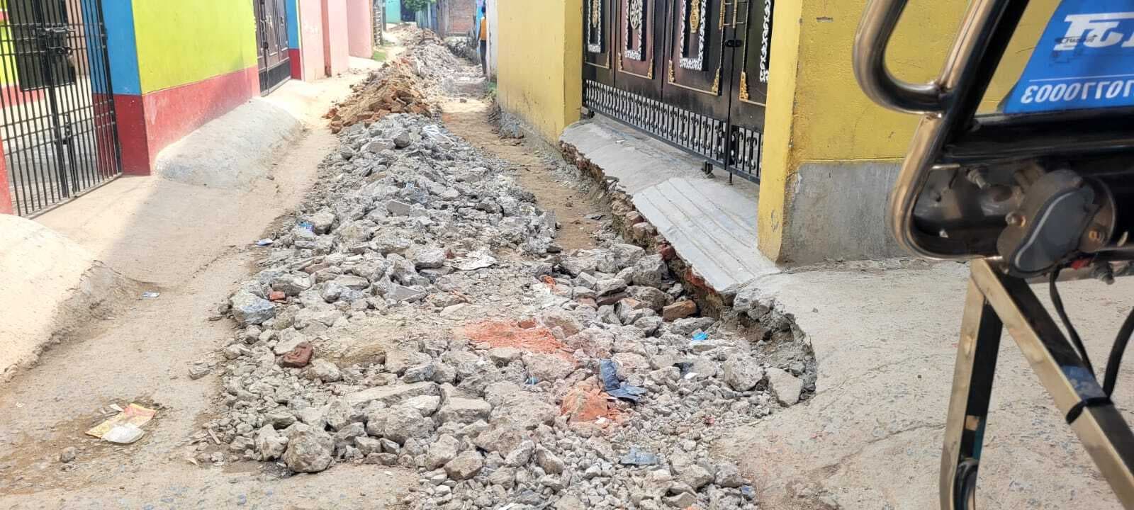 Madhubani News : नाला निर्माण के दौरान कचरा मुख्य सड़क पर ही डालने से लोगों की बढ़ी परेशानी