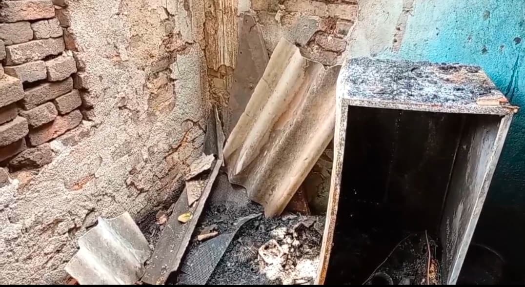 सारठ : घर में लगी आग से नकदी समेत सामान जलकर राख