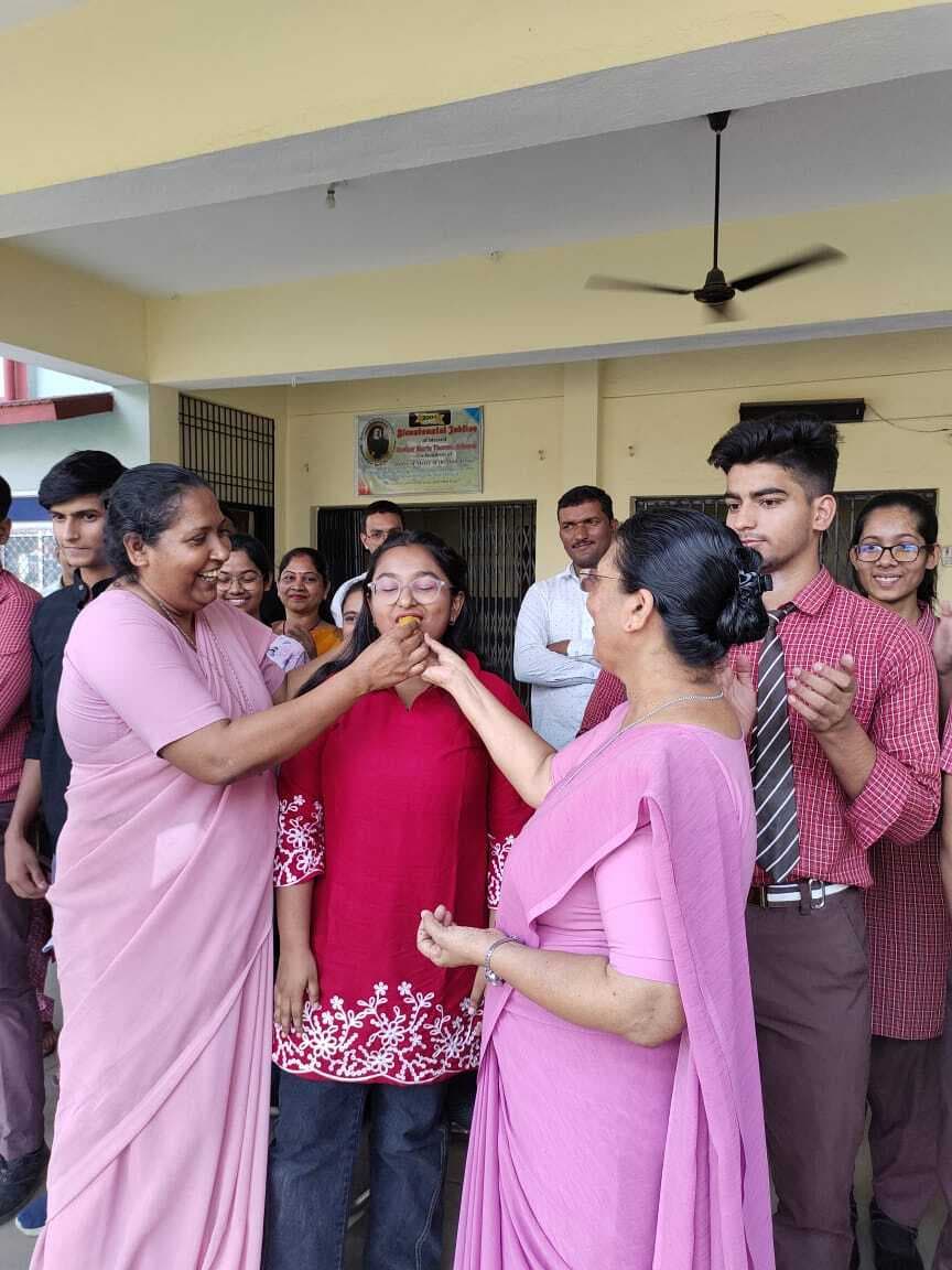 Giridih News :होली क्रॉस की शगुन डिस्ट्रिक्ट टॉपर, डिस्ट्रिक्ट टॉप-10 में बीएनएस स्कूल के सर्वाधिक बच्चे