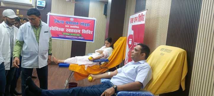 डीसी व पत्नी ने किया रक्तदान, कैंप के माध्यम से 25 यूनिट रक्त संग्रह