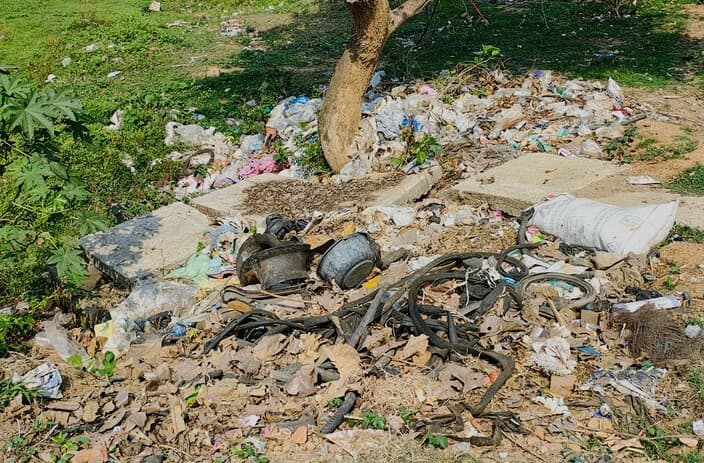 सापिन नदी में कूड़ा कचरा का ढेर फेंके जाने से गंदगी