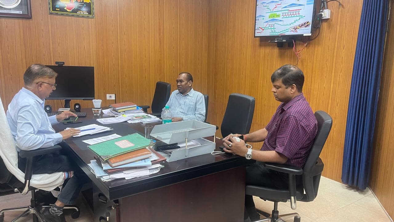 West Singhbhum News : स्थानीय को रोजगार में प्राथमिकता दे प्रबंधन