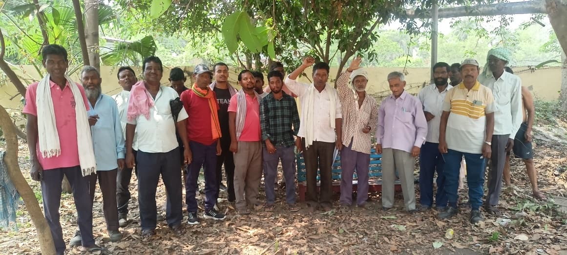 वेतन नहीं मिलने से ठेका मजदूरों ने किया प्रदर्शन