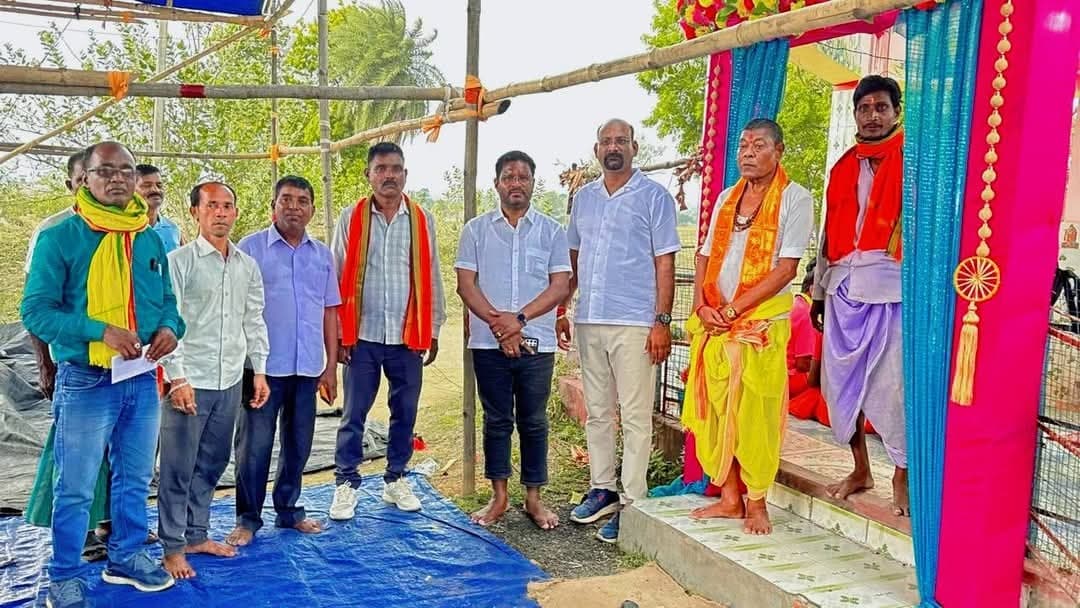 Seraikela Kharsawan News : विधायक ने प्रभु की पूजा कर सुख, शांति व समृद्धि मांगी
