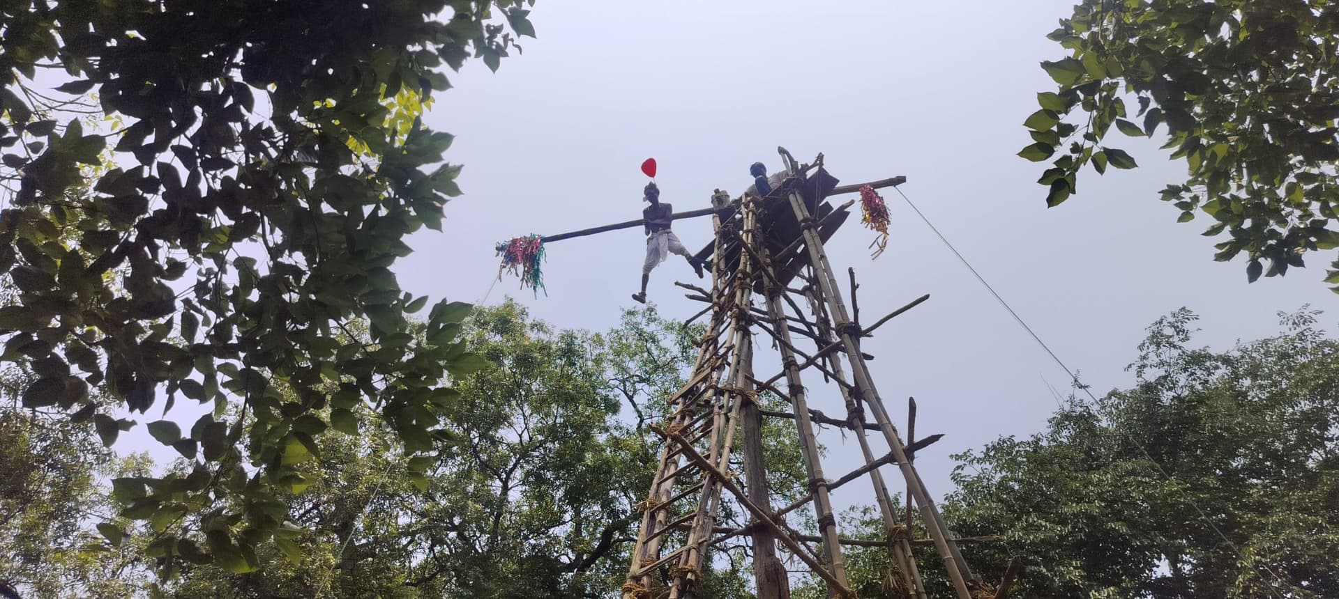 Seraikela Kharsawan News : अंगारों पर नंगे पांव चल दिखायी शिवभक्ति