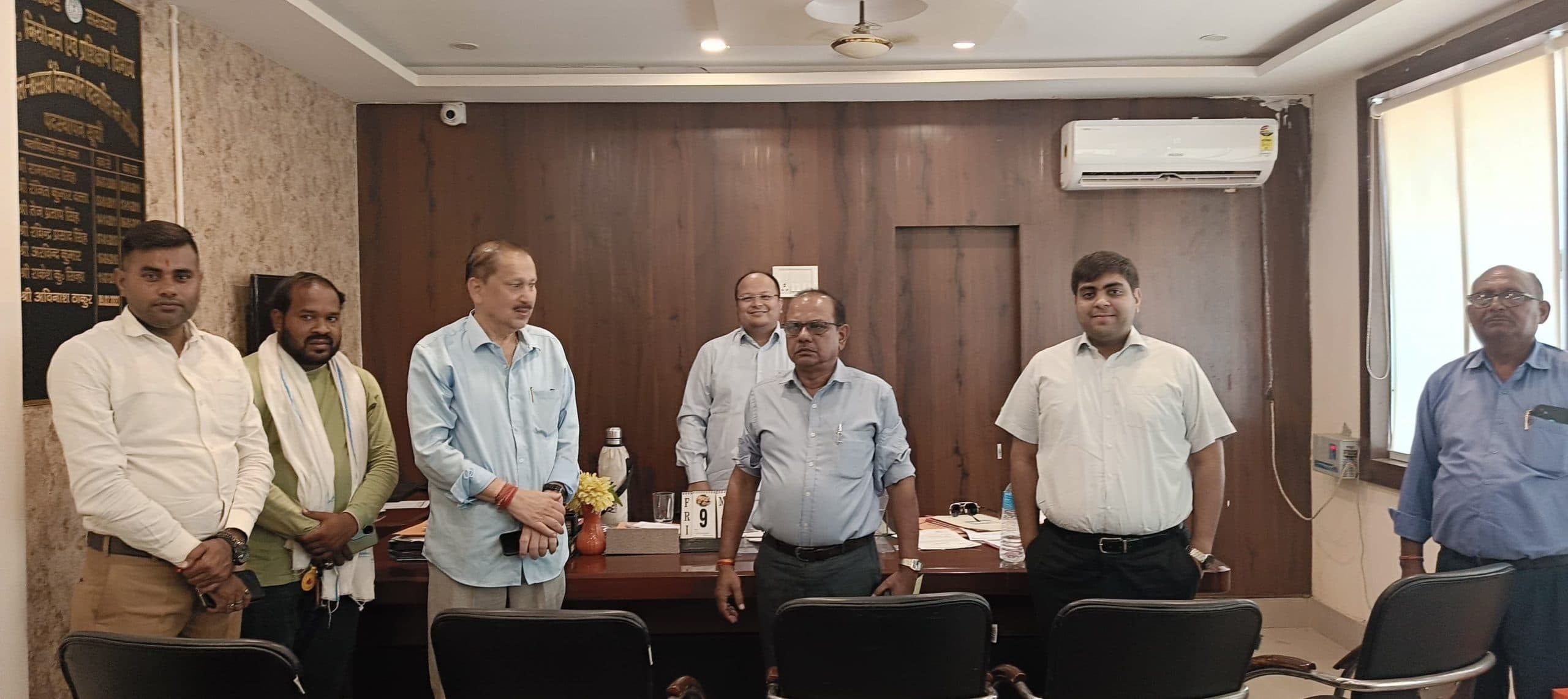 Seraikela Kharsawan News : आरडी रबर कंपनी के 30 मजदूरों के बकाया वेतन की प्रक्रिया शुरू, प्रबंधन ने 42 लाख का चेक दिया