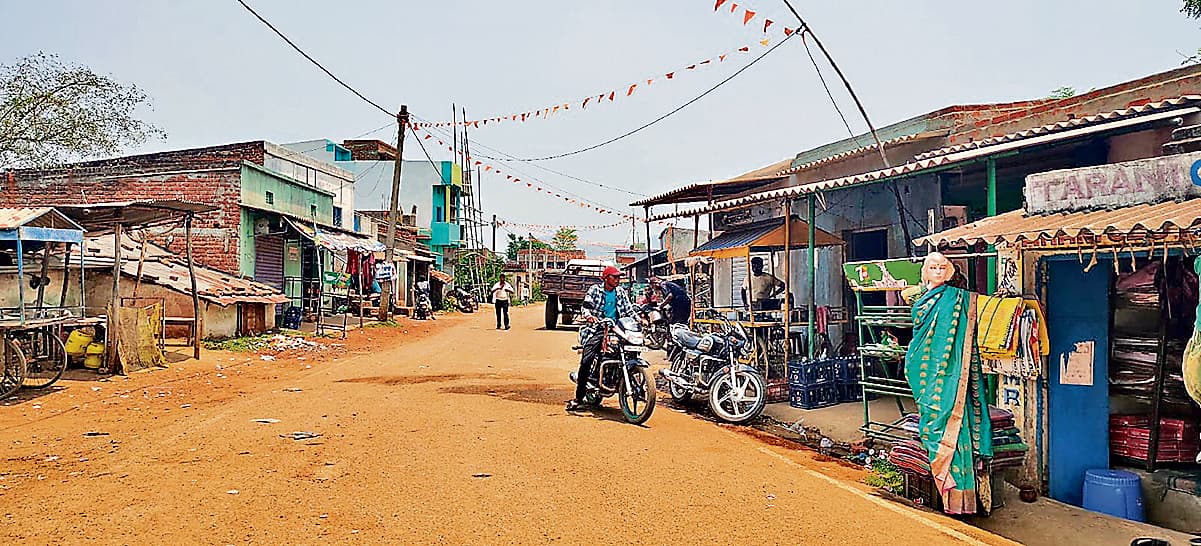 Seraikela Kharsawan News : झिमड़ी गांव के पुरुष अब भी फरार, घरों में आर्थिक संकट