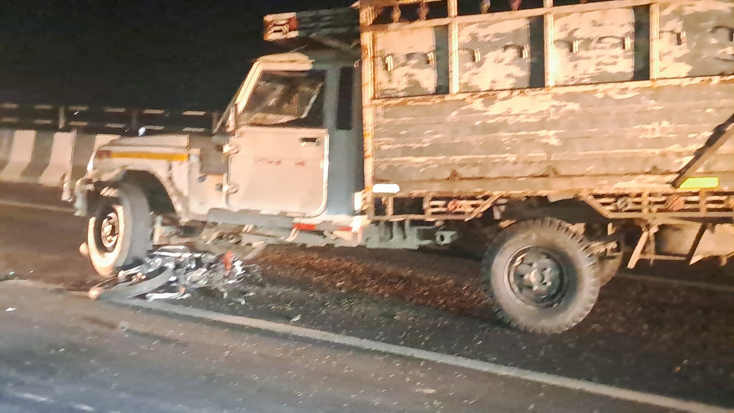 पिकअप और बाइक की टक्कर में बाइक सवार की मौत, एक घायल