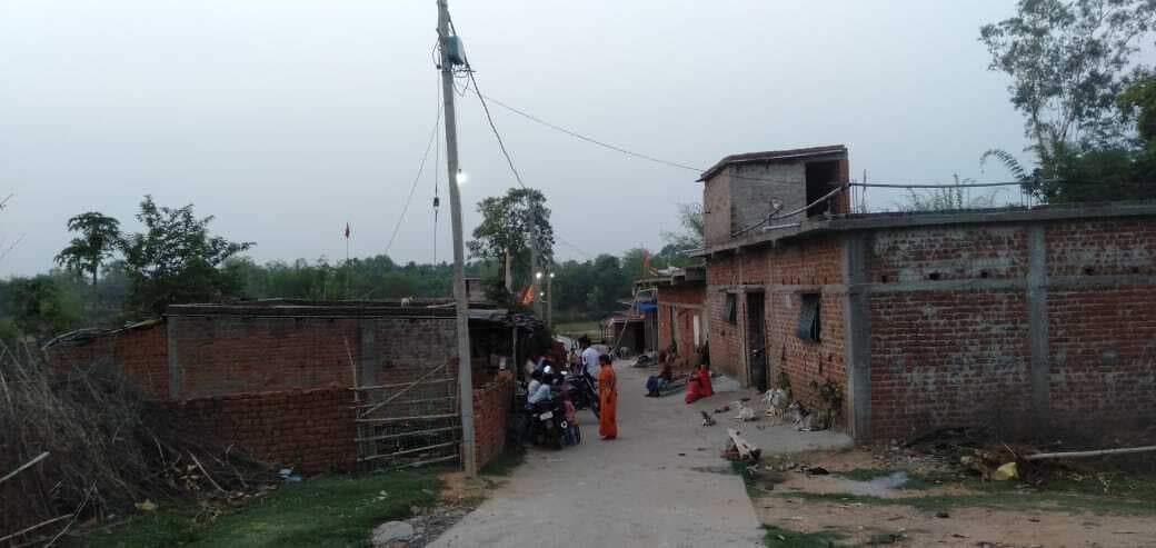 Giridih News :बेको साहू टोला में 10 वर्ष बाद आयी बिजली, ग्रामीणों में खुशी