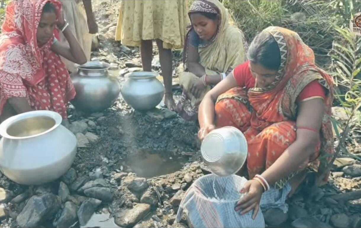 East Singhbhum News : पहाड़ी नदी की रेत में गड्ढा खोद प्यास बुझा रहे ग्रामीण