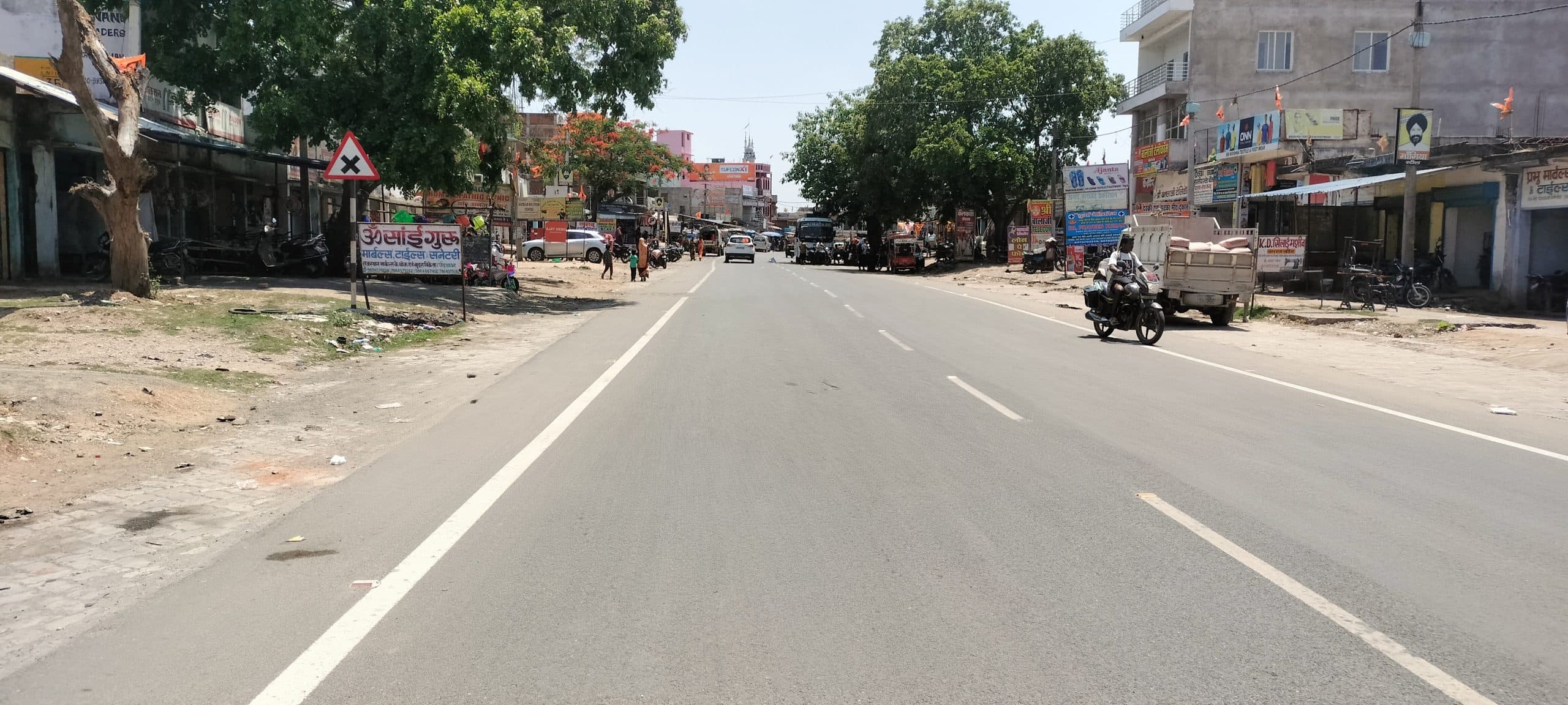 तपती गर्मी से जनजीवन बेहाल, प्याऊ नहीं रहने राहगीर परेशान