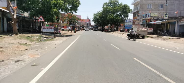 तपती गर्मी से जनजीवन बेहाल, प्याऊ नहीं रहने राहगीर परेशान