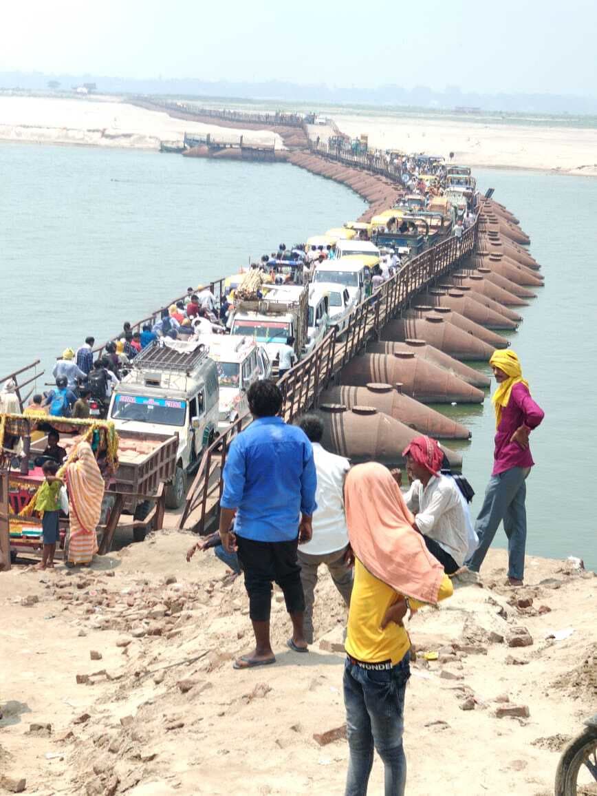 पीपा पुल पर चार घंटे जाम में फंसे वाहन