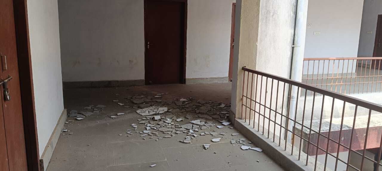 Giridih News :प्रखंड कार्यालय का प्लास्टर गिरा, बाल-बाल बचे लोग