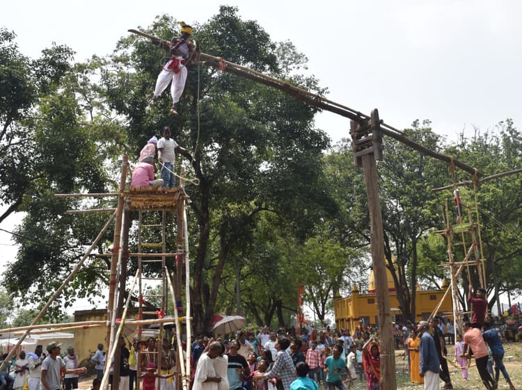 Bokaro News : लोहे की कील से शरीर छेदवा कर 40 फुट ऊंचे खूंटा पर की परिक्रमा