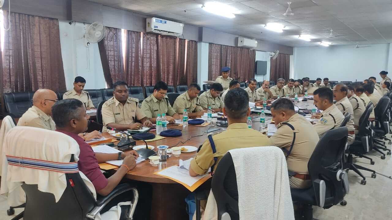 Dhanbad News: महिला उत्पीड़न मामलों में गंभीरता से करें जांच : एसएसपी