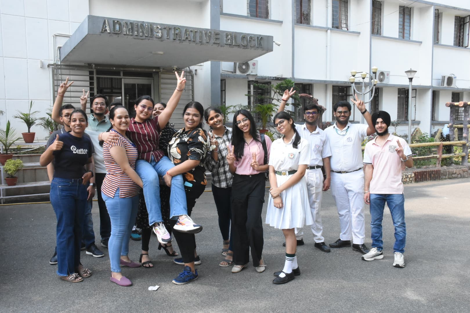 Dhanbad News: धनबाद में सीबीएसइ की 10वीं और 12वीं में लड़कियों ने मारी बाजी