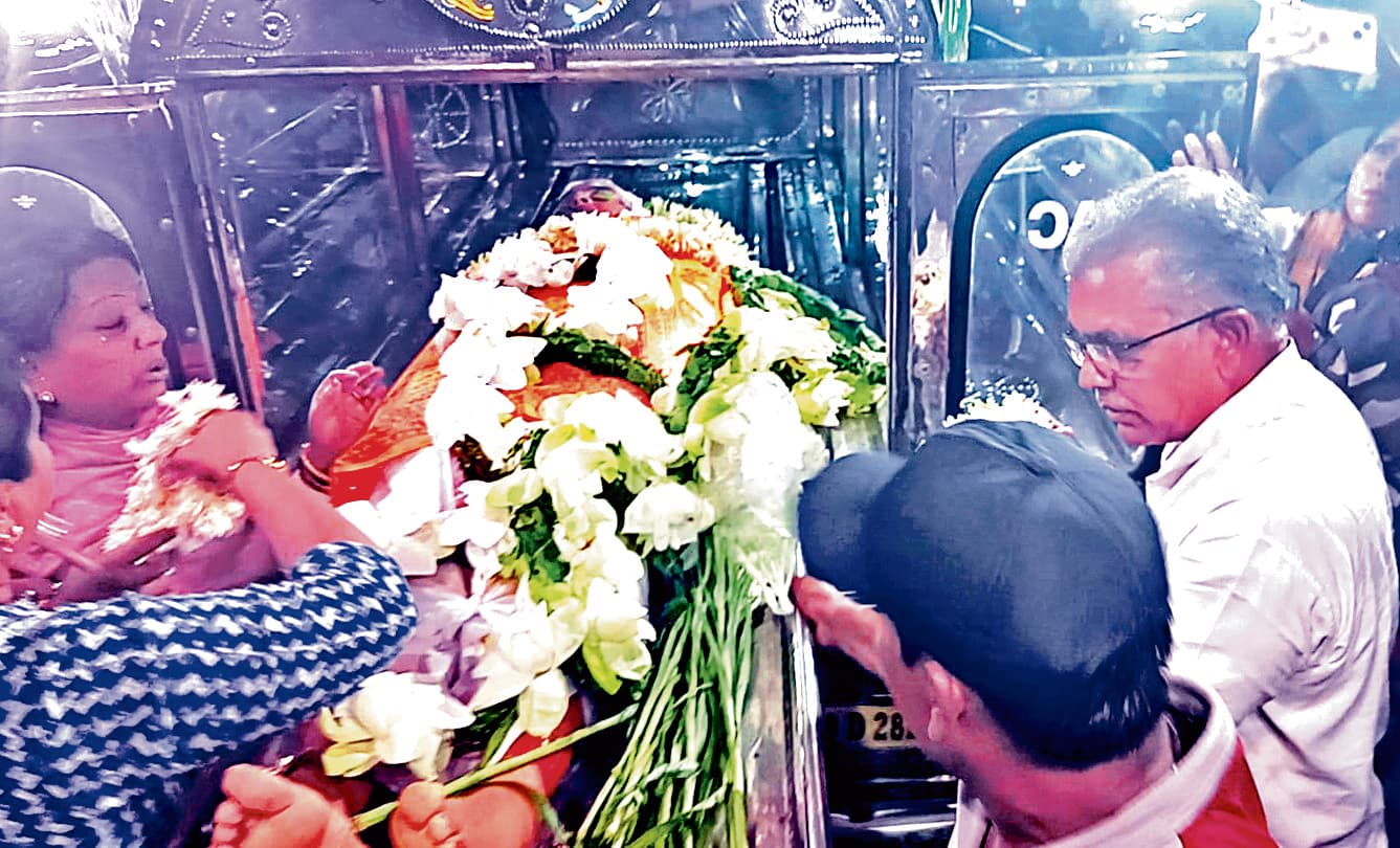 मेहंदी का रंग फीका भी नहीं पड़ा था कि टूट पड़ा गमों का पहाड़