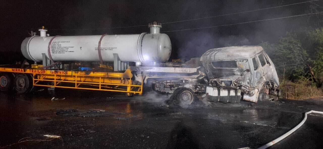 डीजल टैंकर में नाइट्रोजन टैंक लदे ट्रेलर ने मारी टक्कर, लगी भीषण आग