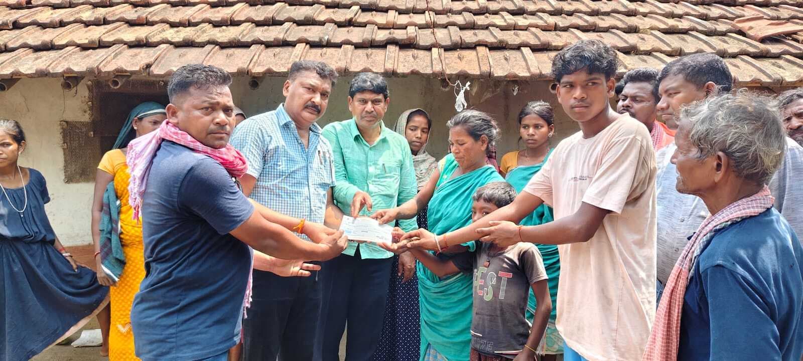 मृत श्रमिक की पत्नी को बीमा सहायता का मिला 10 लाख का चेक