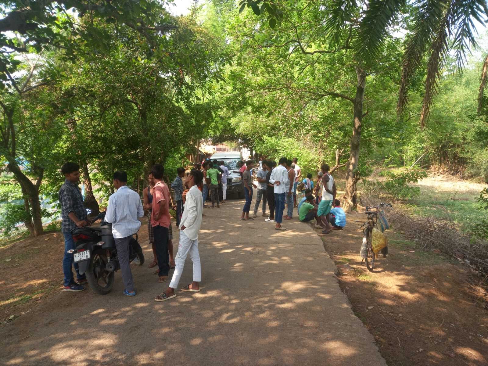 पेड़ से लटकता मिला अज्ञात युवक का शव, पुलिस ने शुरू की जांच